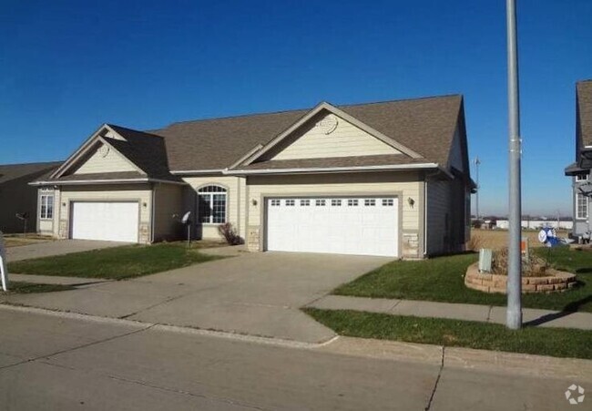 Building Photo - 306 Southwest Carriage Drive Rental