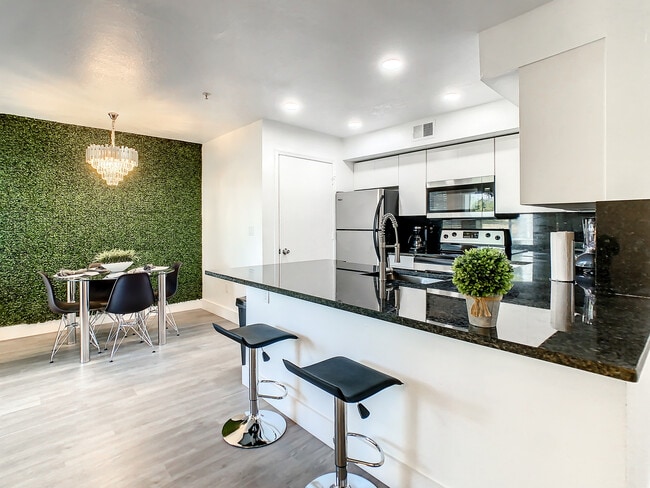 Fully Equipped Kitchen - 7200 Westpointe Blvd Unit 1511