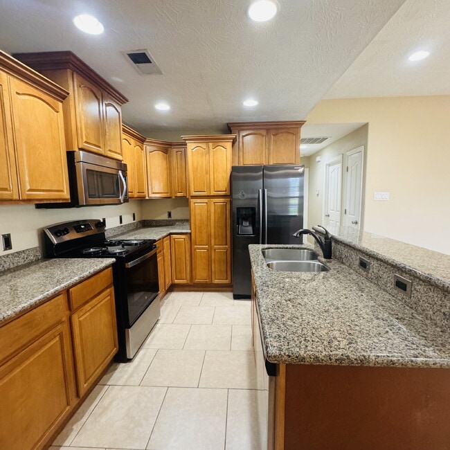 Charming 3-Bed Haven with Granite Elegance in Nederland – Your Perfect Retreat!