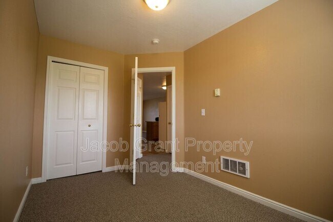 Photo - 975 Eve Dr