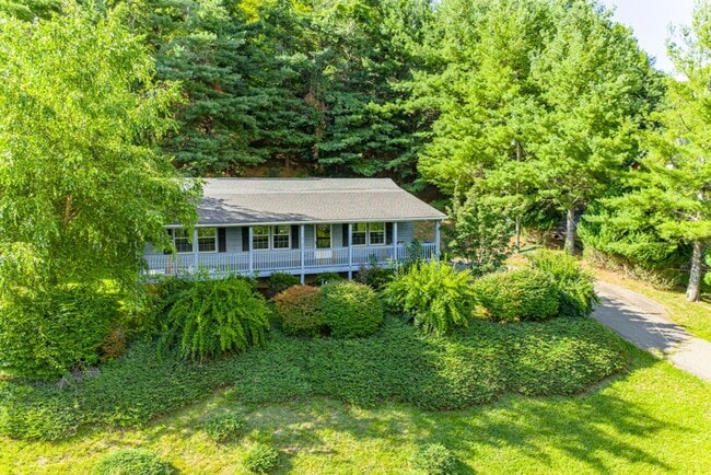 Photo - 3 Bed/2 Bath House in West Jefferson!