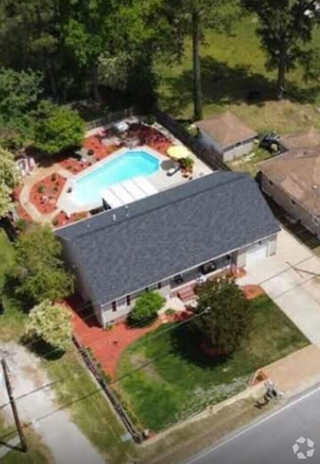 Building Photo - 1192 Bells Mill Rd Rental