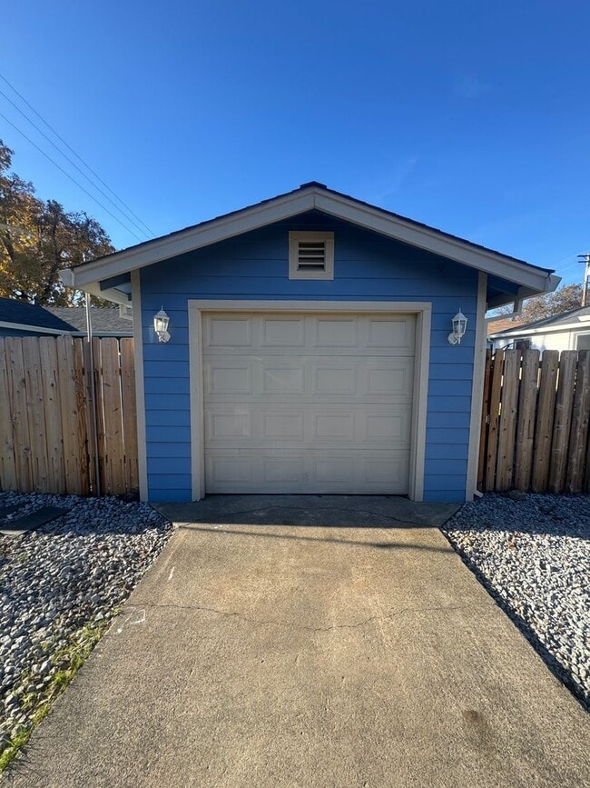 Photo - 2 BED 1 BATH HOUSE IN THE GARDEN TRACT NEIGHBORHOOD