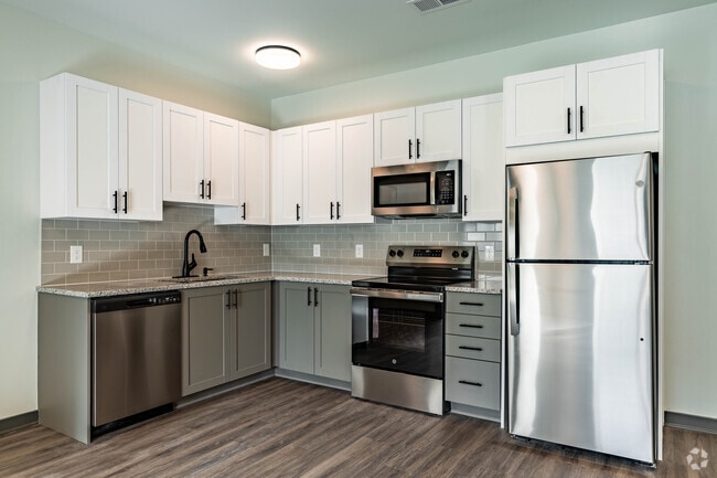 2BR, 2BA - 925SF - Kitchen - Breeze Crossing