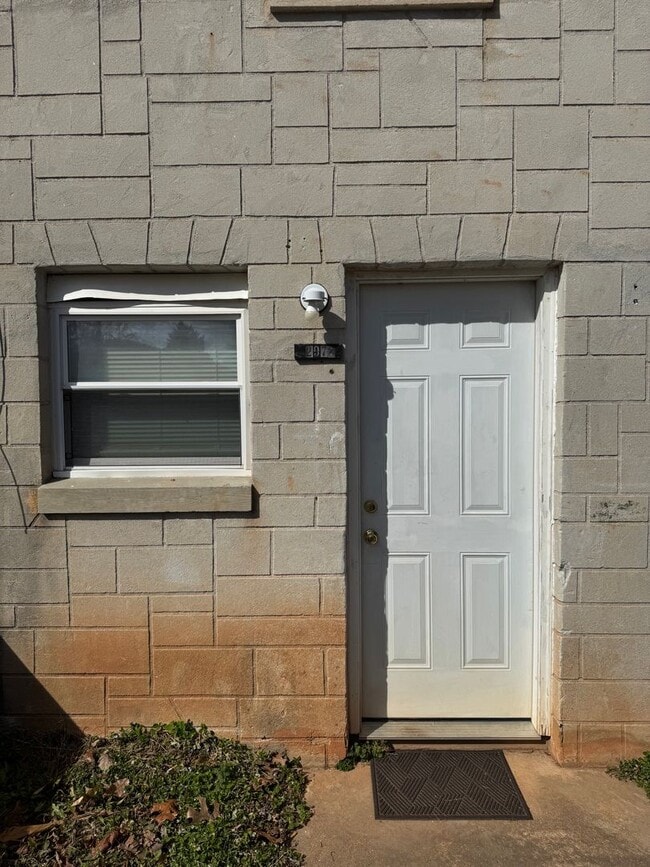 Building Photo - Spacious 2 Bedroom, 1 Bathroom Move-In Ready Apartment! Unit 2978 Old Shelby Rd