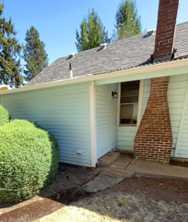 Building Photo - SMALL COTTAGE LIKE HOME IN DESIRABLE WEST ...