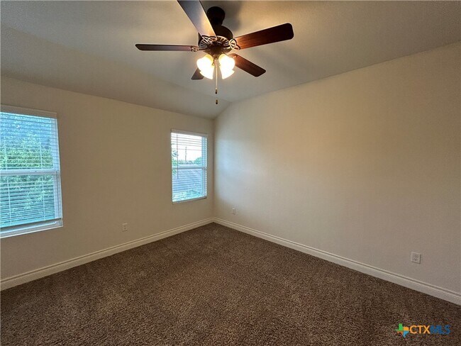 Photo - 318 Untermaier St