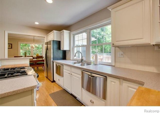 Photo - 650 W Lincoln St