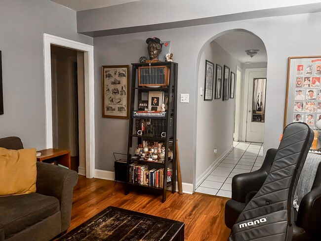 Photo - Sheridan Park / Uptown - 3 Bed / 1 Bath Unit 4405-3A