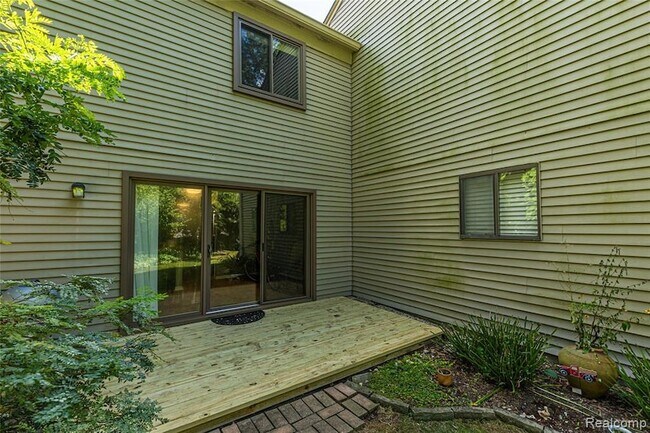 Photo - 1570 Streamwood Ct Unit B8