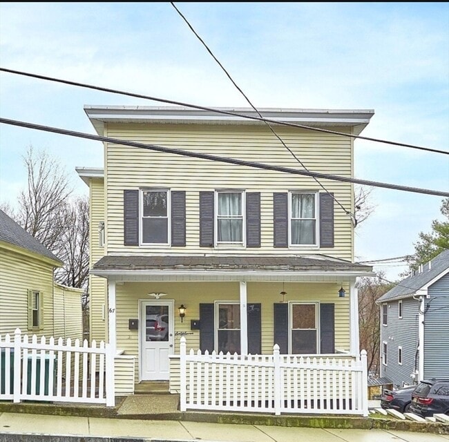Building Photo - 67 Beech St Unit 2