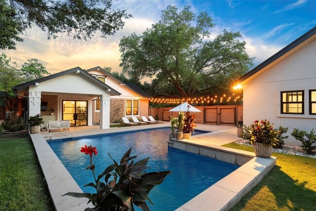 Building Photo - 3 Bedroom 2.5 Bathroom Home w/ 1 Bedroom 1 Bathroom Guest House & Pool!!