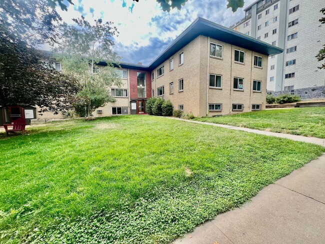 Building Photo - Charming Condo in Capitol Hill