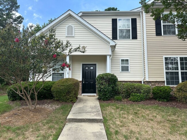 Building Photo - Gorgeous 3 Bed/2 Bath South Durham Townhome - Location, Location, Location!