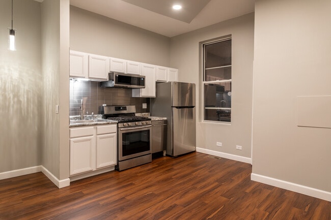 Sunny kitchen - 1538 N Rockwell St Unit 1538 N Rockwell st.. Chic