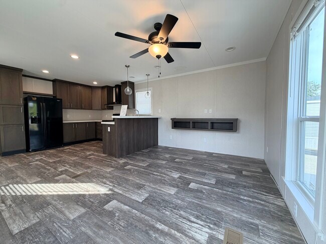 709 N Collins Fwy