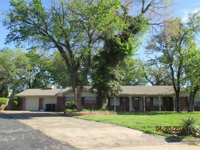 Large Porch with long driveway with 2 car garage - 6035 Stonewall Ave Casa