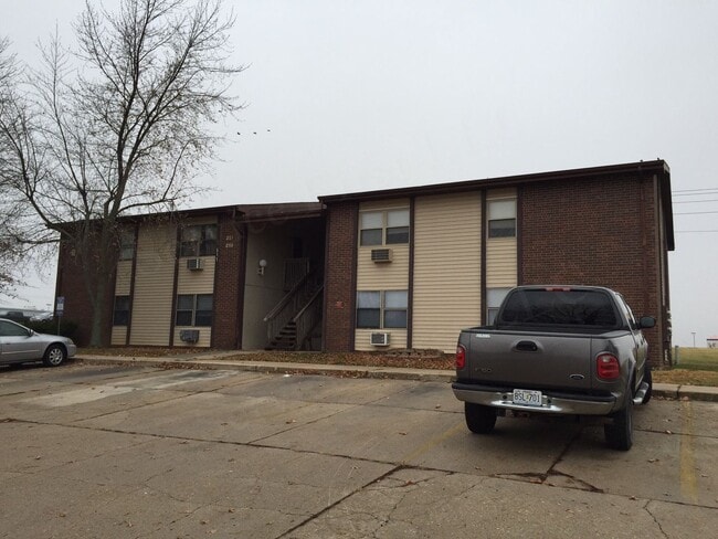 Building Photo - Marshfield Apartments Unit 107