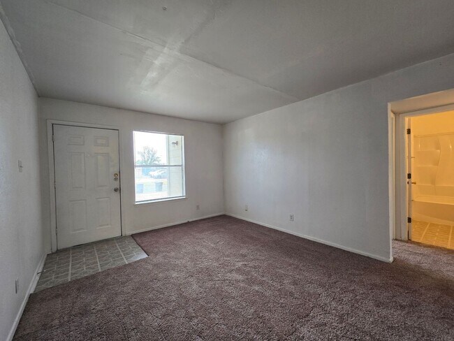 Photo - SECTION 8 ACCEPTED - WATER INCLUDED - AVAI... Unidad 1305 Quail Circle - A