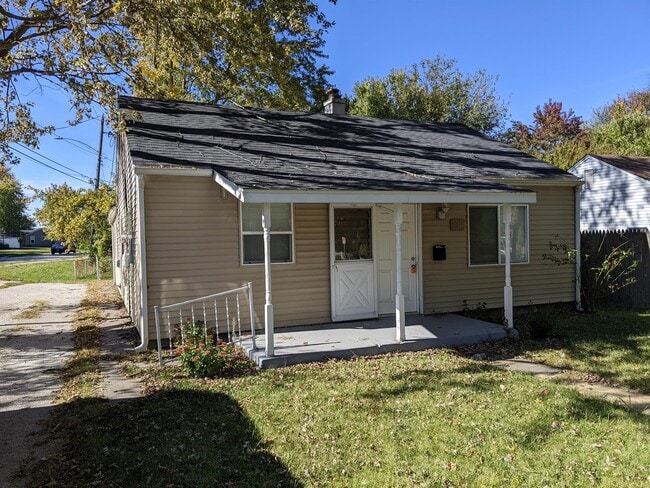 Building Photo - 1301 Sunset Dr