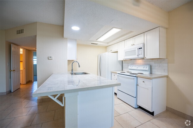 2BR, 2BA - 950SF - Kitchen