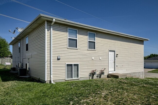 Photo - Spacious Duplex Close to Schools, UNL, Haymarket, and I-80 TOTALLY REMODELED