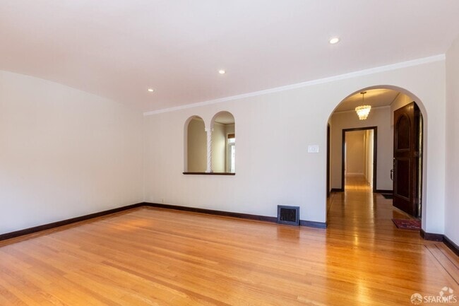 Building Photo - 3014 Baker St Rental