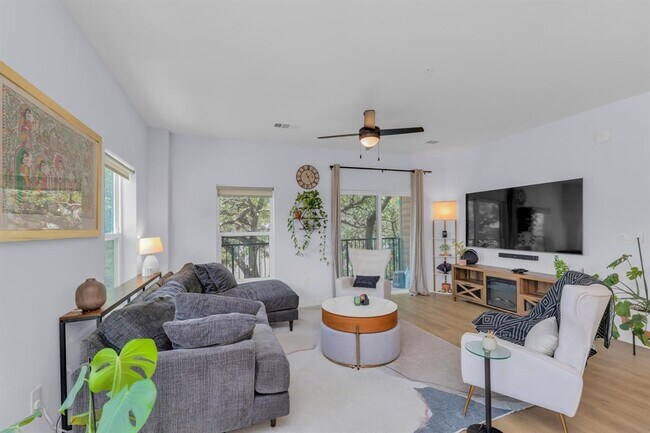 Photo - 2500 Longview St Unit 323