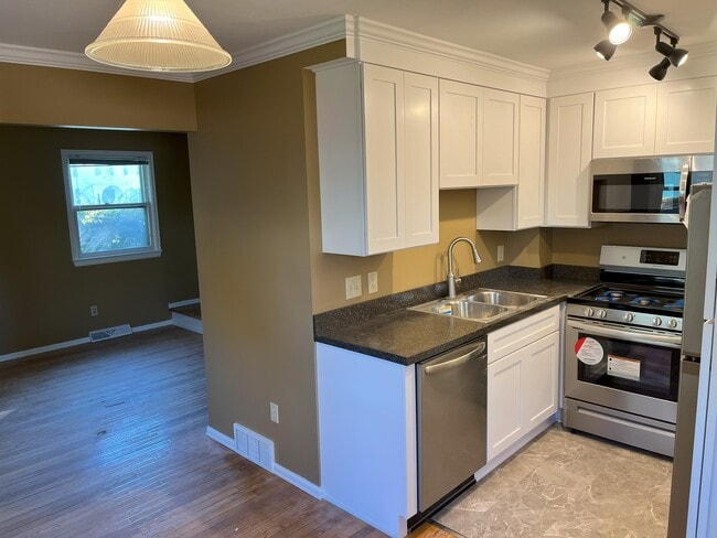 Photo - 121 E Genesee St