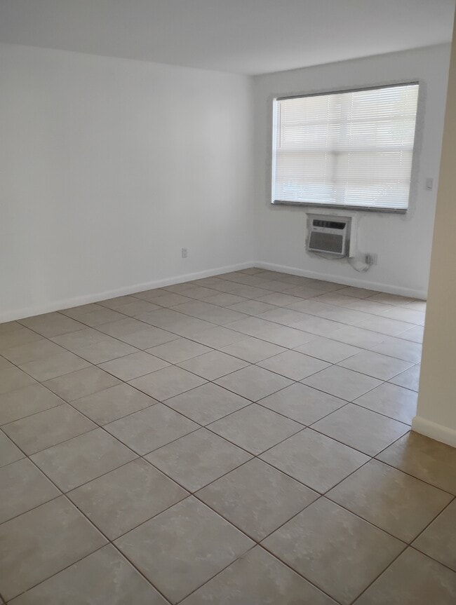 Amplia sala de estar - 3761 SW 59th Terrace Unidad 205