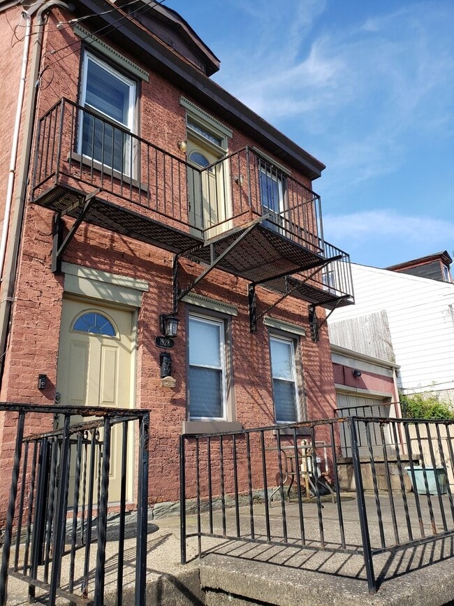 Building Photo - 2 Bedroom 2 Bathroom Single Family Home (South Side Slopes)