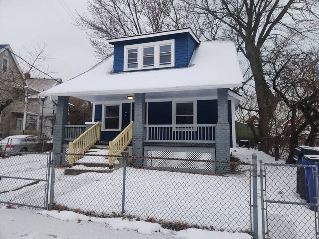 Building Photo - Charming 3-Bedroom Property in Prime Location