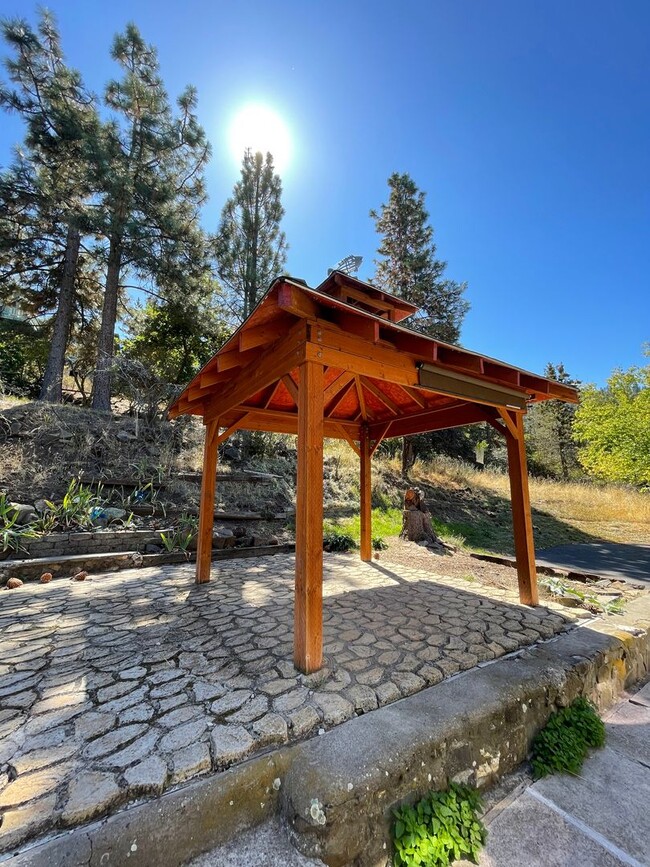 Photo - Lakeview 4-Bedroom Home Steps from Moore P...