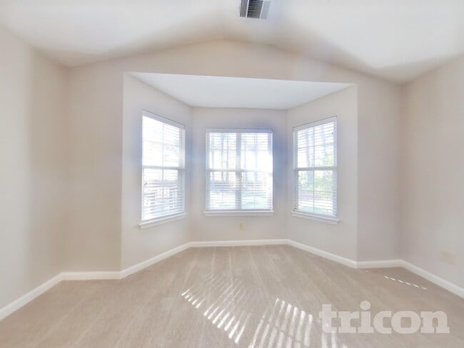 Photo - 165 Old Hampton Way