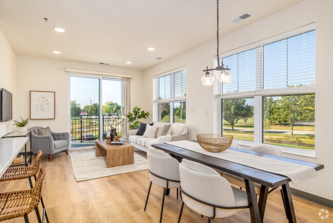 2 habitaciones, 2 baños - 1123 pies cuadrados - Área de comedor - Fox Hill Senior Living