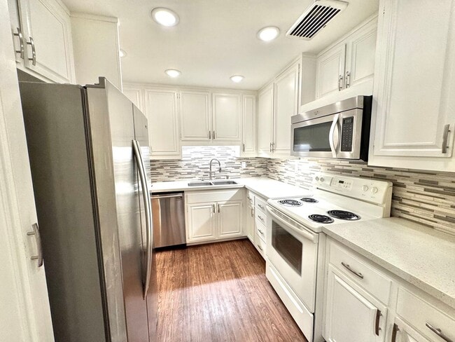 Building Photo - Must See! Beautiful 2 Bed / 2 Bath in La J... Unit 303 Rental