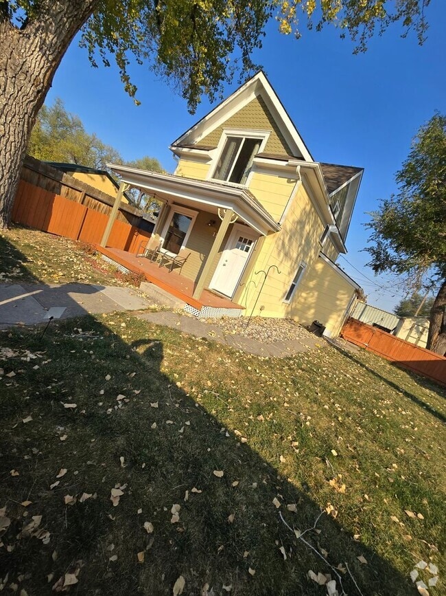 Building Photo - 2 Bed 1.5 Bath Rental