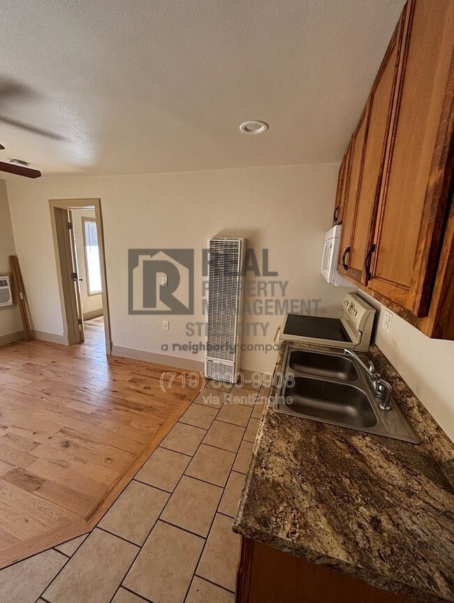 Photo - 902 W 11th St Unit 4