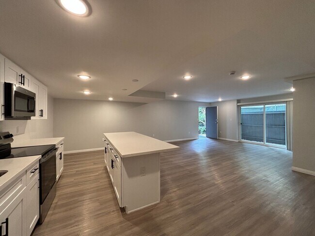 Photo - 1635 North Martel Avenue