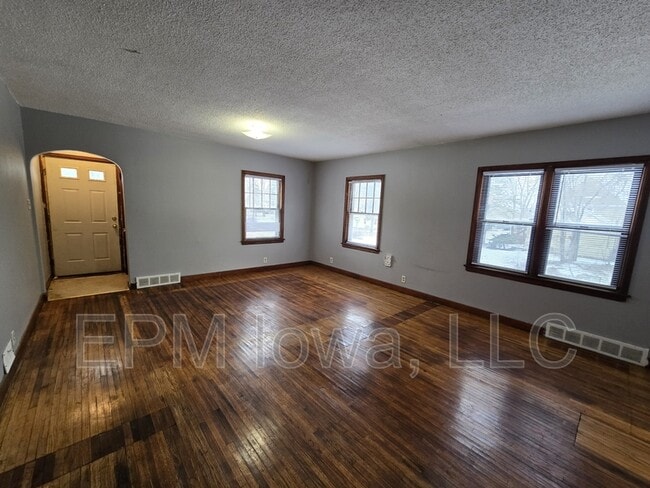 Photo - 401 Charles St