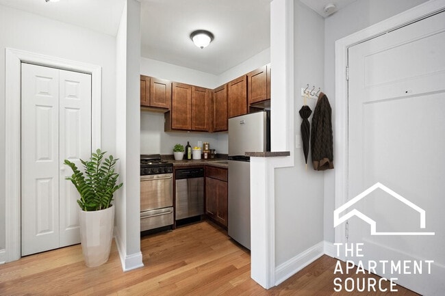 Building Photo - 837 W Wolfram St Unit 311 Rental