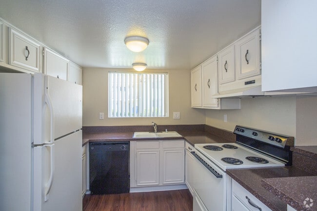 1 BR, 1 BA - 701 SF