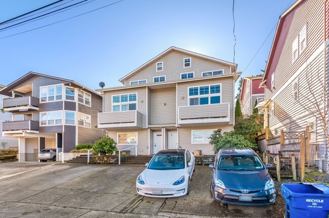 Modern 3-Bedroom Townhouse with Laundry in... - Modern 3-Bedroom Townhouse with Laundry in...