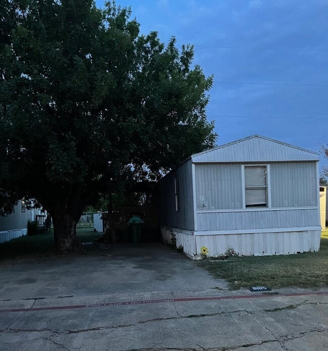 Building Photo - 8105 Moonmist Cir