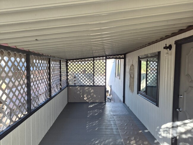 Building Photo - 5422 N Royal Palm Dr