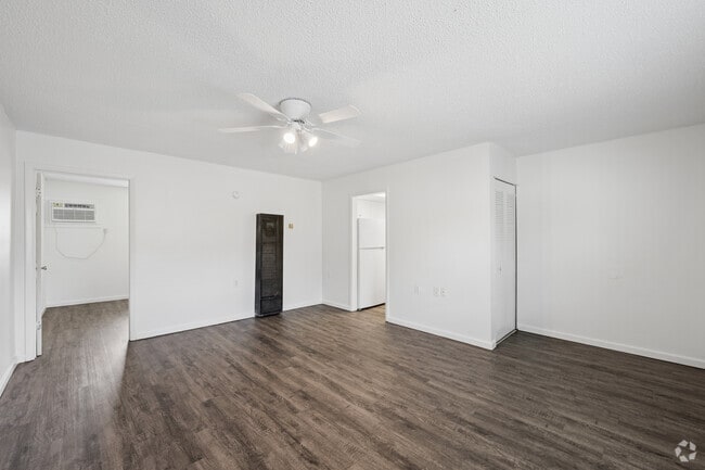 Classic 1BR, 1BA - 620SF - Living Room