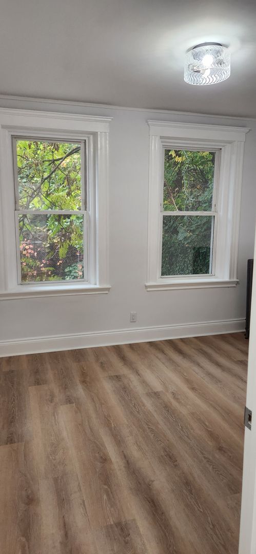 Building Photo - Great 1 Bed Close to The Green Line Available 1/1/26