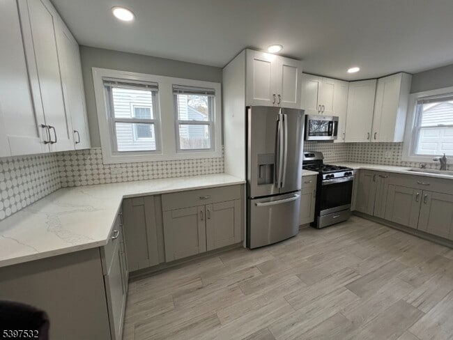 Building Photo - 20 Van Dyke Pl