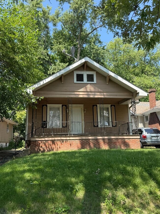 Photo - 2241 Yale Blvd House