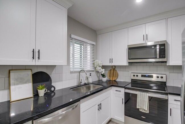 Building Photo - THE POINTE - JUST RENOVATED! Luxurious Com... Rental
